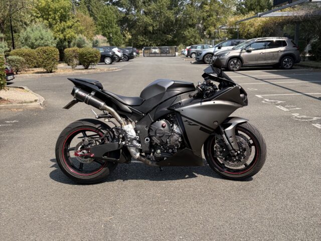 YAMAHA YZF R1