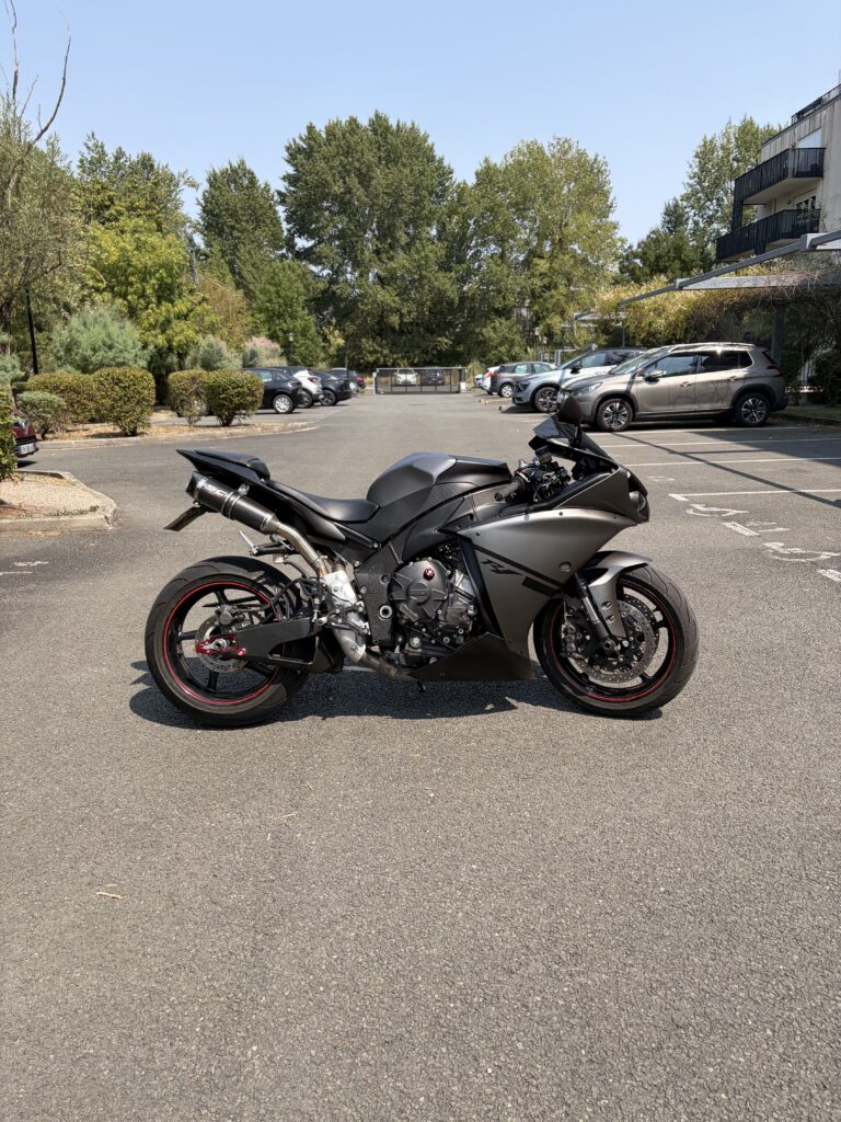 YAMAHA YZF R1